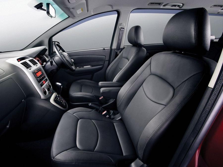 Интерьер Proton Exora MC 2010 года  (фото 3 из 5)